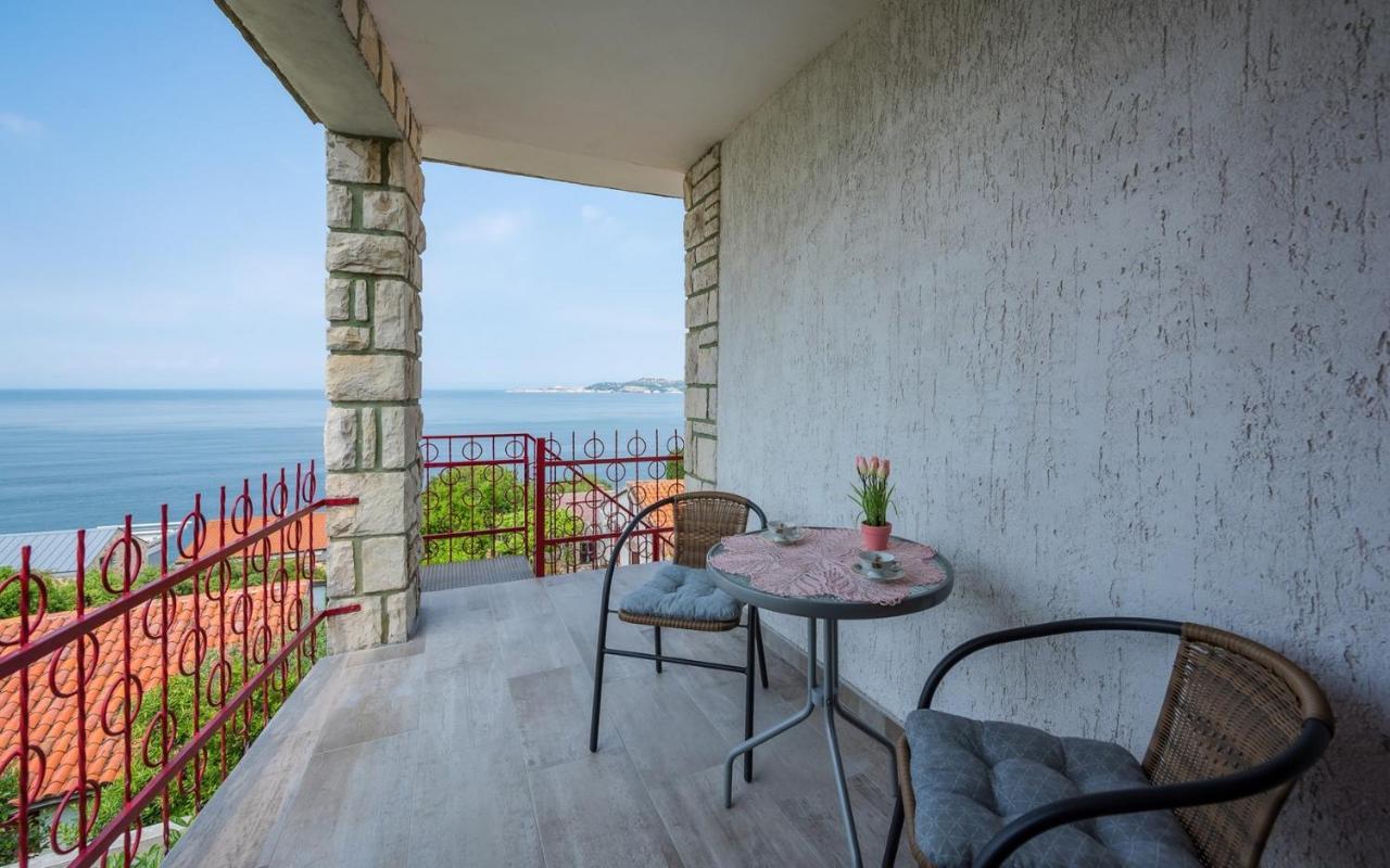 Apartament Crveni *