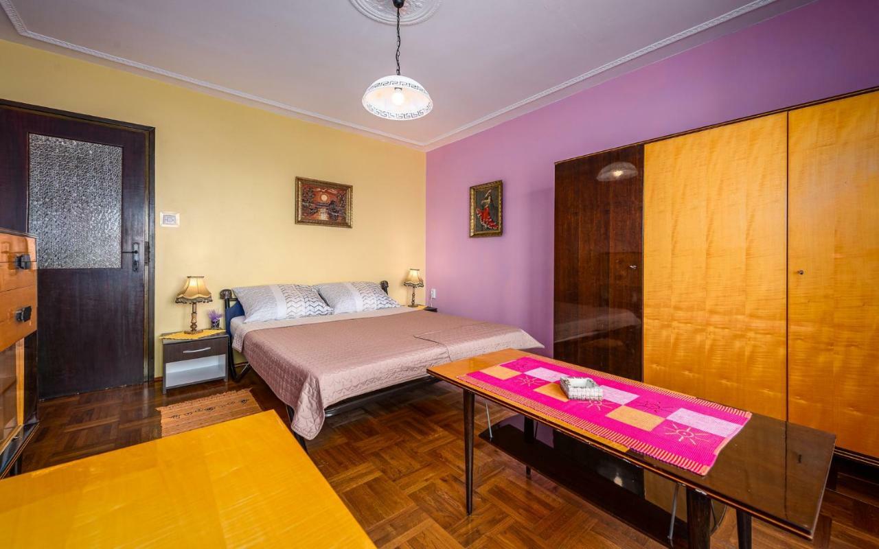 Crveni Apartment *